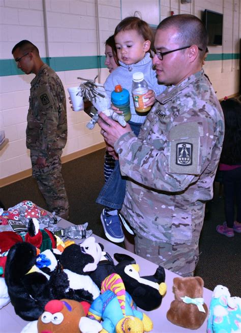 40Th Esb Soldiers Deploy Families Friends Provide Support Article